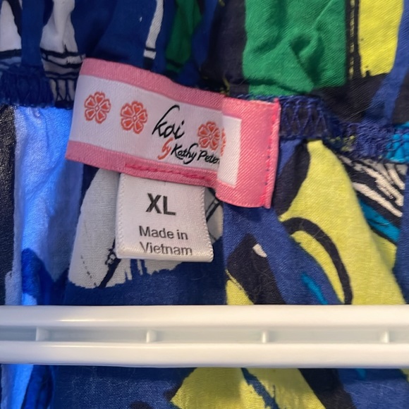 XL Koi Scrub Top - Picture 2 of 4